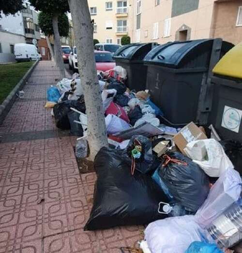 Basura acumulada en la calle de Pepe Dámaso, en el sector de La Barranquera/TA.